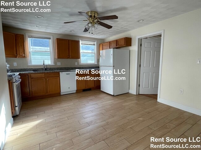 Building Photo - 1094 Cambridge St