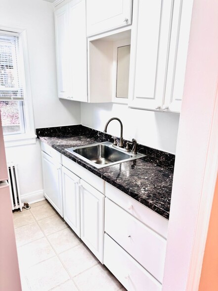 Building Photo - 908 Hudson Ave