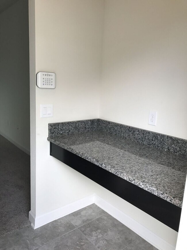 Building Photo - Newer 3/2.5ba Home at The Oaks in Moss Park with FREE Internet, Cable and Phone