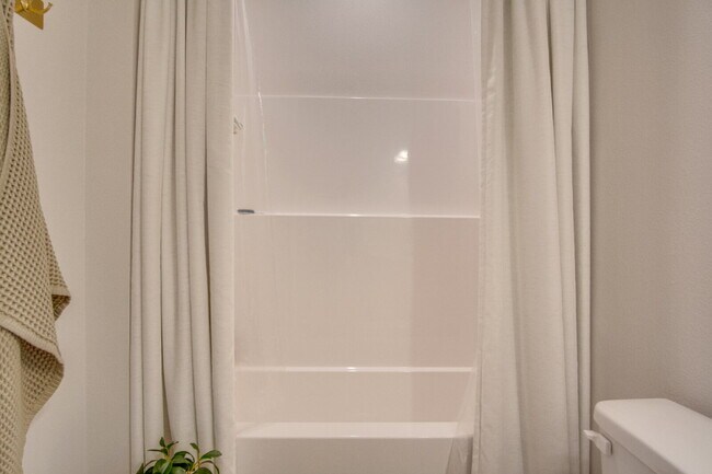 Building Photo - Modern 4BR/3BA Home with Loft, Spacious Yard & Blackwater Reserve Resort-Style Amenities