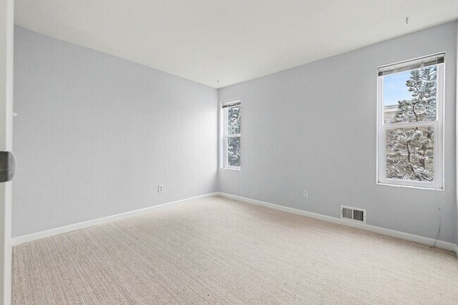 Building Photo - Spacious 2Bed/2.5Bath Townhouse in Central Denver