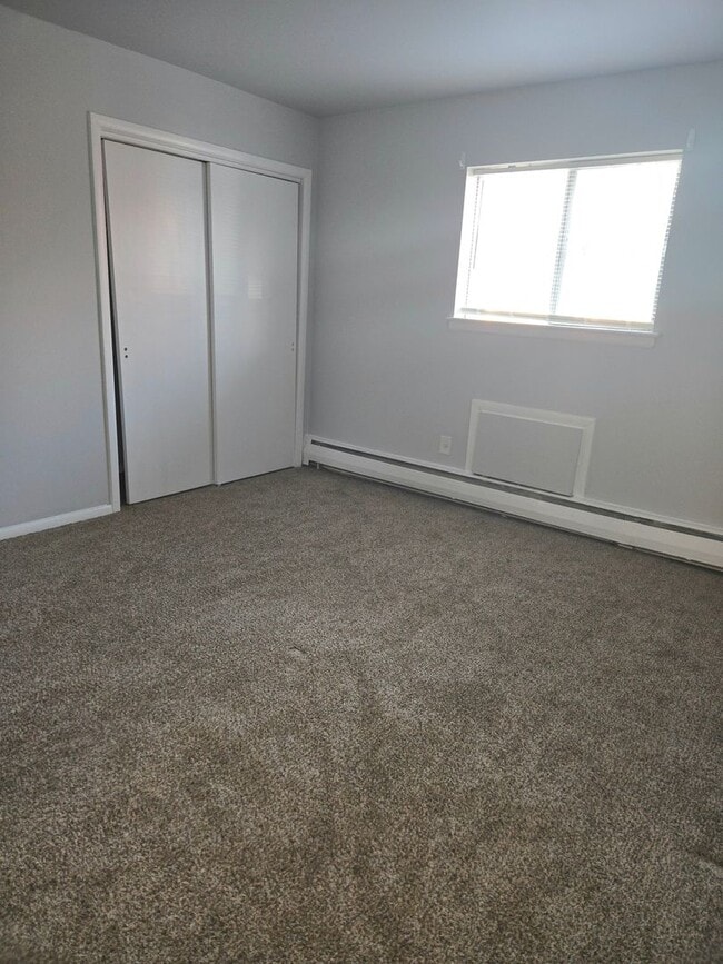 Building Photo - Large 2 bedroom, 1 bathroom