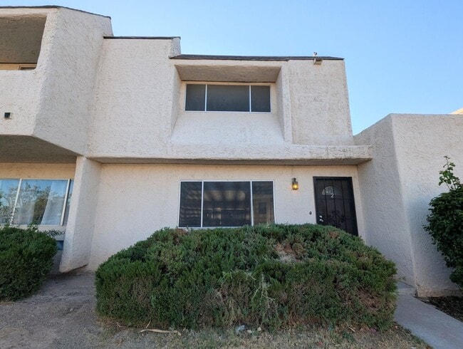 Building Photo - 2233 W Farmdale Ave