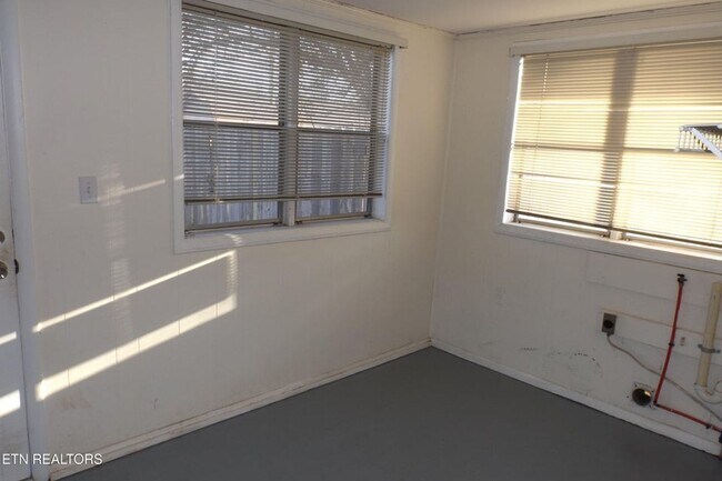 Building Photo - 301 Russell Rd