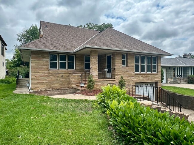 Building Photo - Beautiful Single Family Home Across from L...