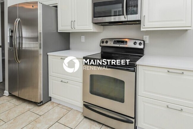 Building Photo - 3 Bedroom Pet-Friendly Home in Jacksonville, FL with Main Street Renewal