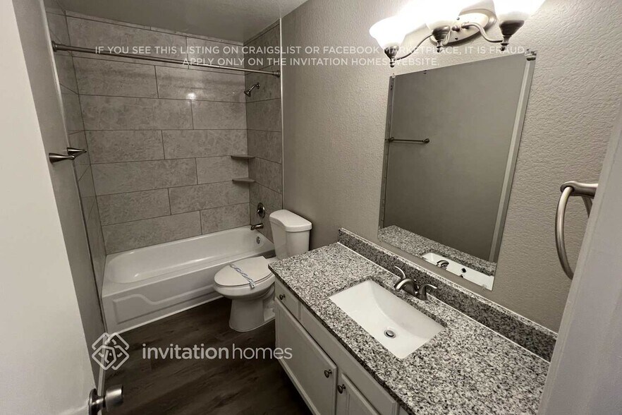 Building Photo - 921 S Val Vista Dr