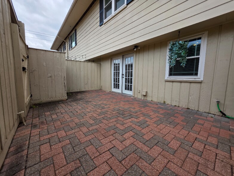 Building Photo - 6469 Burgoyne Dr.