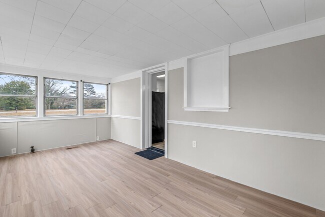 Building Photo - SW, Large Brick Two Bedroom PLUS Two Sun-Rooms, Hardwoods, LR & Separate DR, Fire Place!