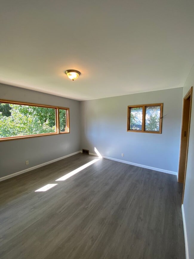 Building Photo - Four Bed, Two Bath Single Family Home with Fantastic View ON the Golf Course!