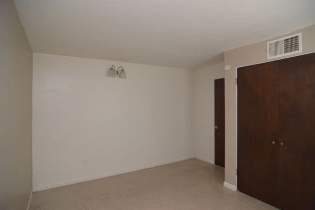Building Photo - Charming 1 Bedroom 1 Bath Duplex! Great Ce...