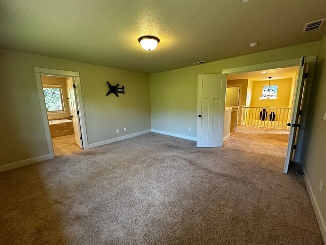 Building Photo - Beautiful 4-Bedroom Home in the Hills of W...
