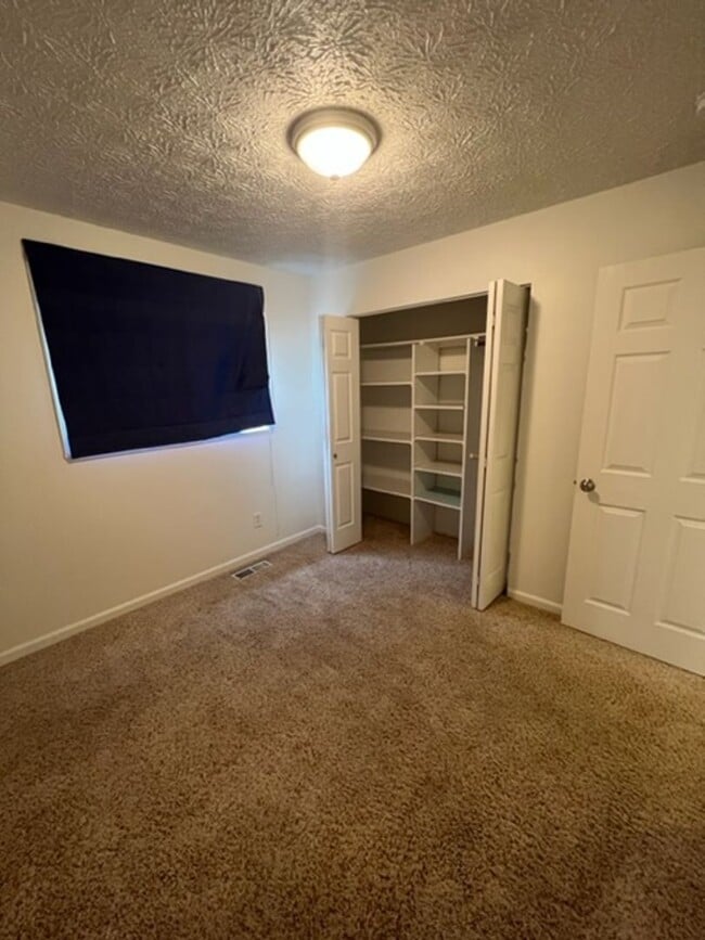 Building Photo - Gorgeous Eagle River Home w/ Open Concept Layout!