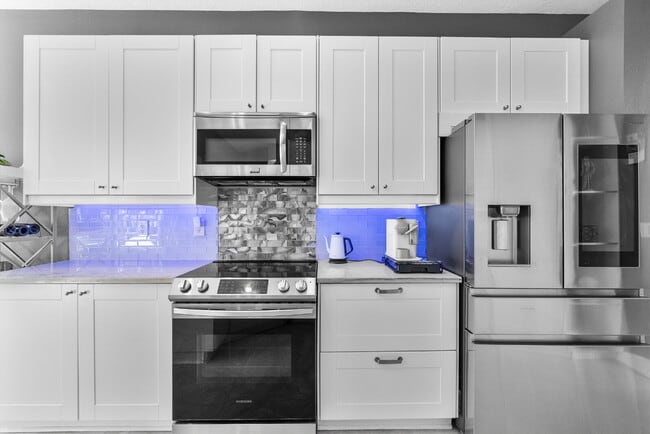 Building Photo - Beautiful 4-Bedroom Pool Home in the Heart of Westchase