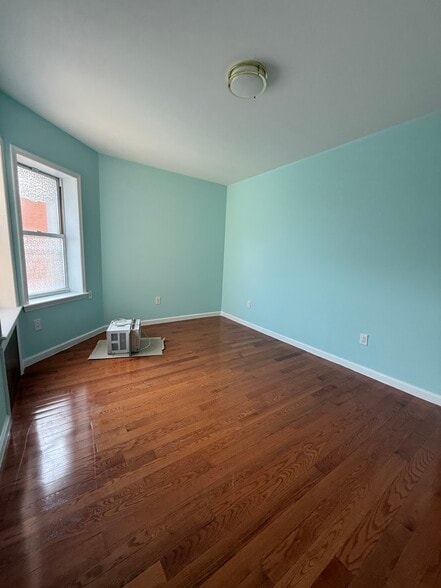 Largest Bedroom - 64 Quentin Rd
