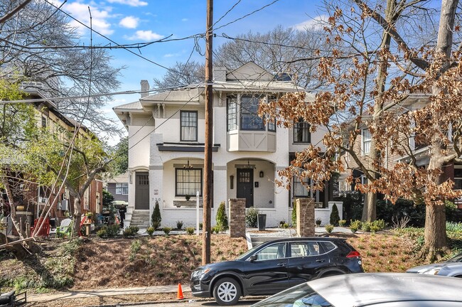 Building Photo - Spacious Renovated 1/1 Midtown Condo Walki...