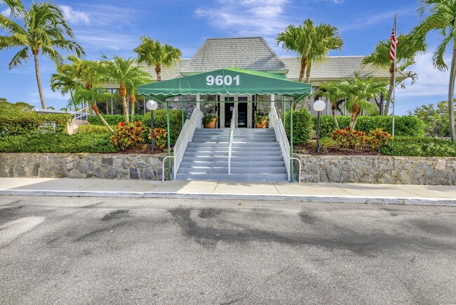Building Photo - 18081 SE Country Club Dr