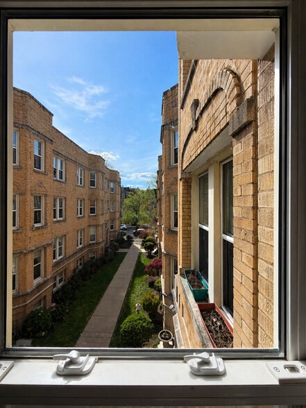 Building Photo - 6815 N Lakewood Ave