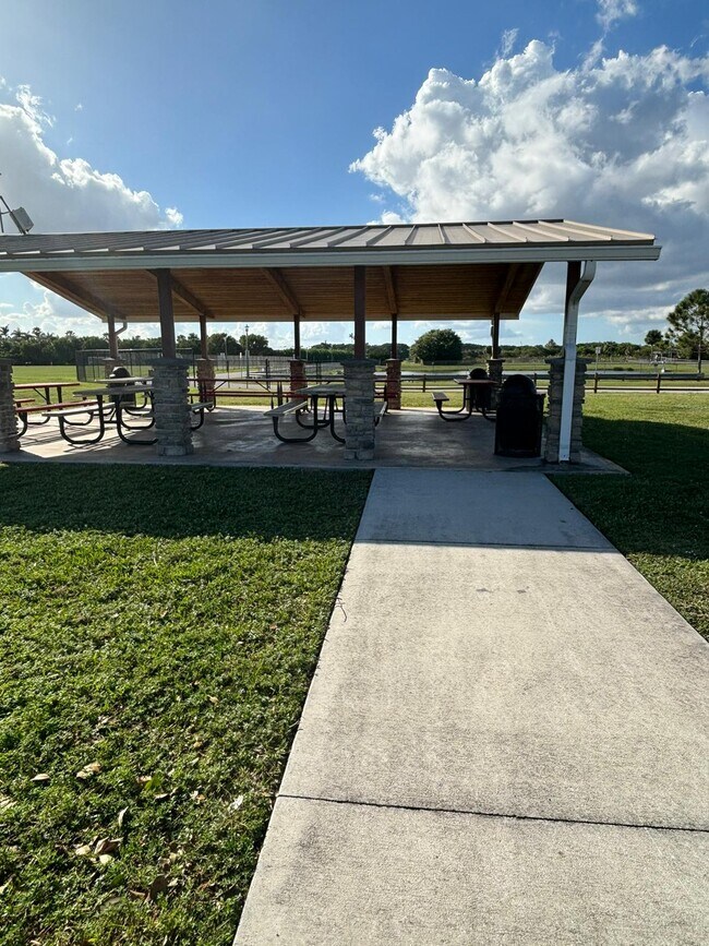 Building Photo - 1839 Fairview Villas Dr