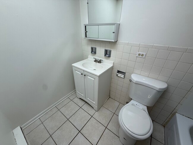 Building Photo - 1128 Des Plaines Ave