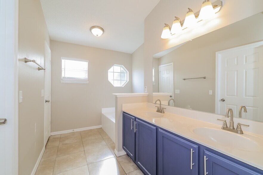 Building Photo - 2147 Marisol Loop