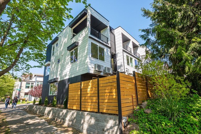 Building Photo - New Modern Ballard Townhouse | 3BR/2BA | Private Patio & Backyard