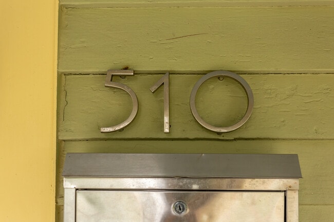 Building Photo - 510 Oakwood Ave