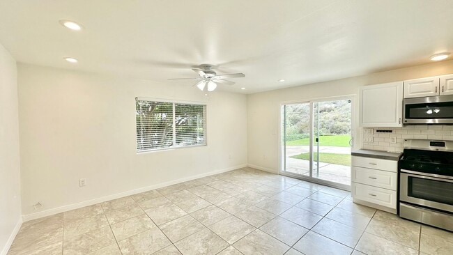 Building Photo - Beautiful, Single Story, Private Entry, De...