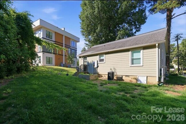 Building Photo - 2508 Rozzelles Ferry Rd