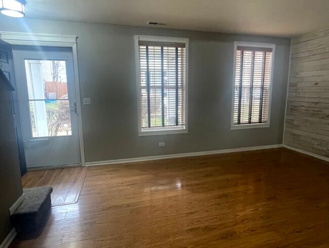 Building Photo - 939 Symphony Dr