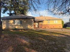 Building Photo - 4208 Oak Knoll Dr