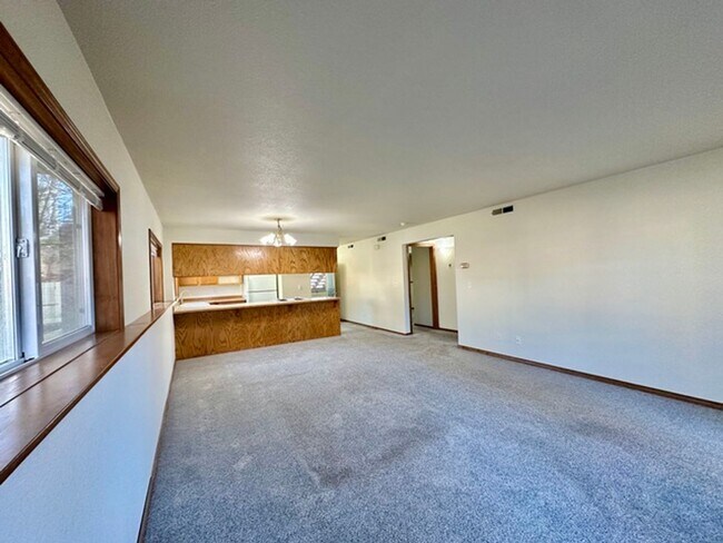 Building Photo - 522 W Summit Ave