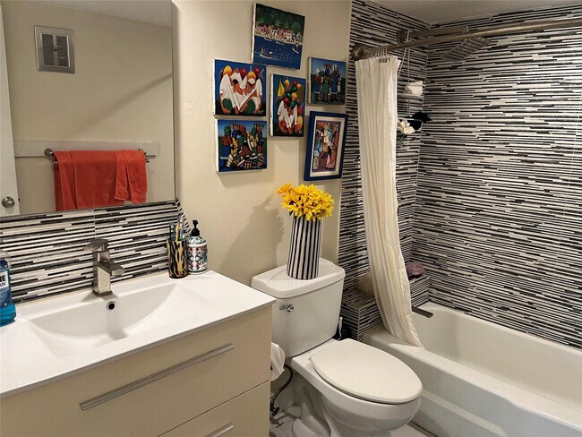 Building Photo - 639 W Oakland Park Blvd