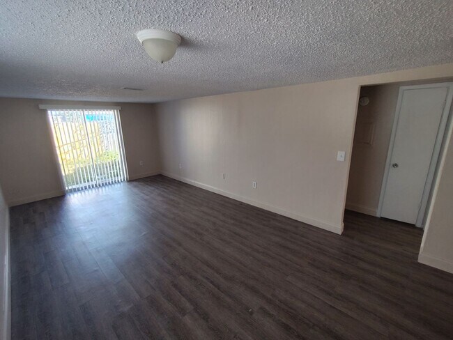 Building Photo - Enjoy the convenience and comfort of this 2/1 apartment in New Port Richey.