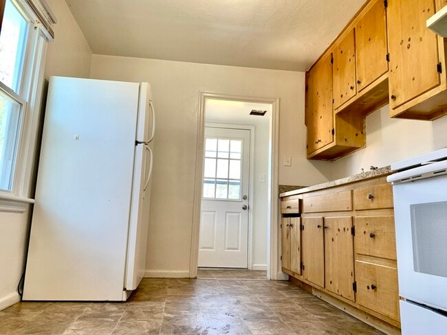 Building Photo - CHARMING 2 BEDROOM SINGLE FAMILY