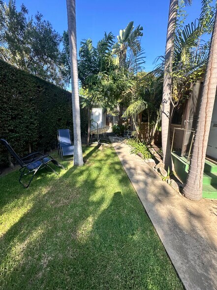 Building Photo - 2538 1/2 Military Ave