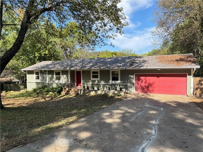 Primary Photo - 700 E Edna St