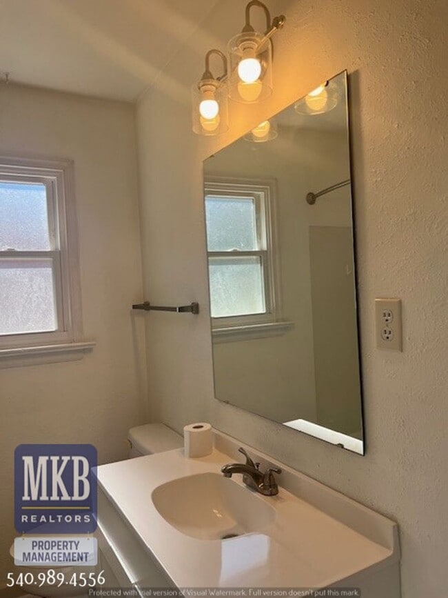 Building Photo - 4 Bedroom 2 Bath in Monterey Neighborhood