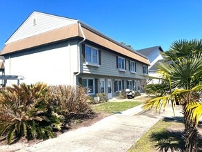 Building Photo - Two-Bedroom, 1.5 Bath Town Home Located near 48th Av North in Myrtle Beach!