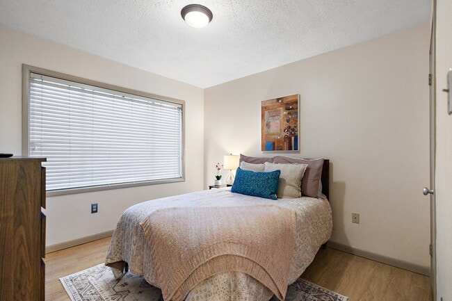 Building Photo - 3 Bed Beauty in Belhaven-FURNISHED