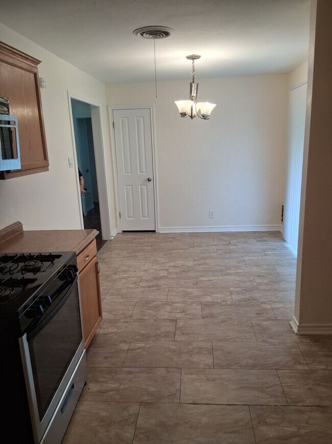 Building Photo - 1414 Alta Mira Dr