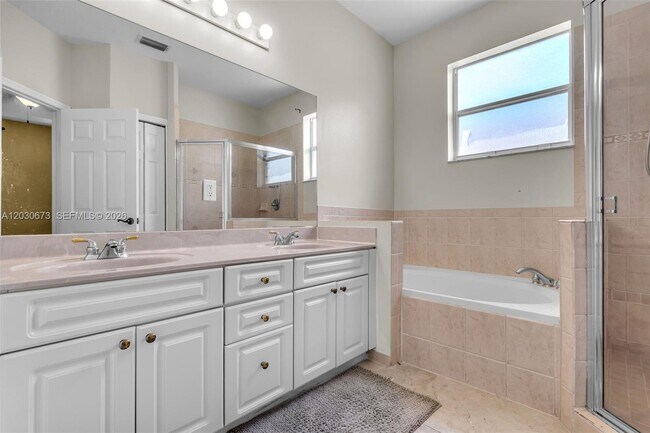 Building Photo - 5149 SW 137th Ave
