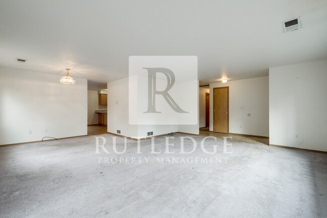 Building Photo - 3 Bedroom / 3 Bath Home Available in the Heart of Shady Cove!