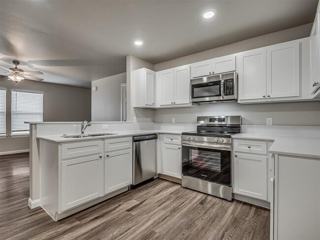 Building Photo - 206 Gray St