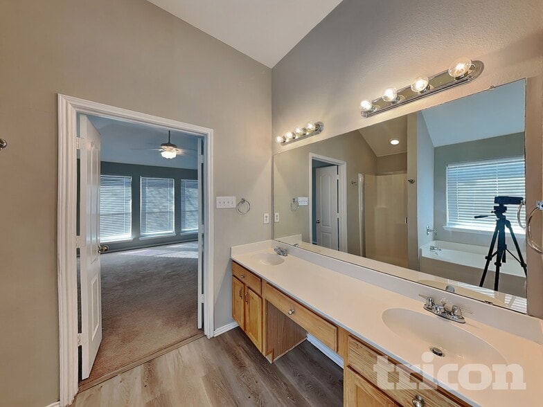 Building Photo - 4702 Valleyview Dr