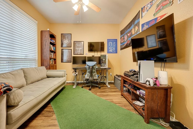 Building Photo - 5517 Crimson Oaks Dr