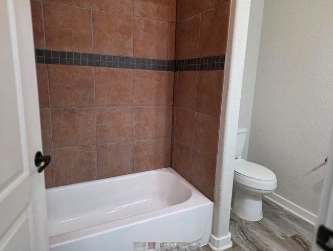 Building Photo - 205 Ivy Ln