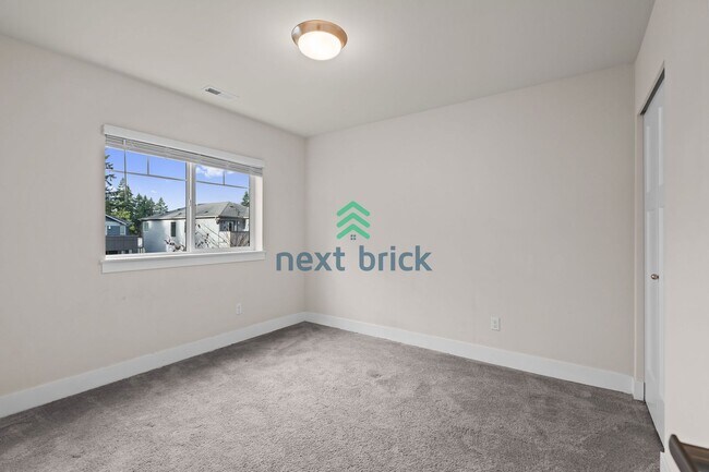 Building Photo - 5 BED & 2.5 BATH SINGLE FAMILY HOUSE FOR RENT