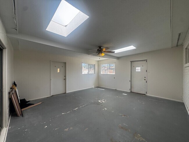 Building Photo - 3 Bed / 2 Bath Home Near Jerry Cline Park & Tennis Courts