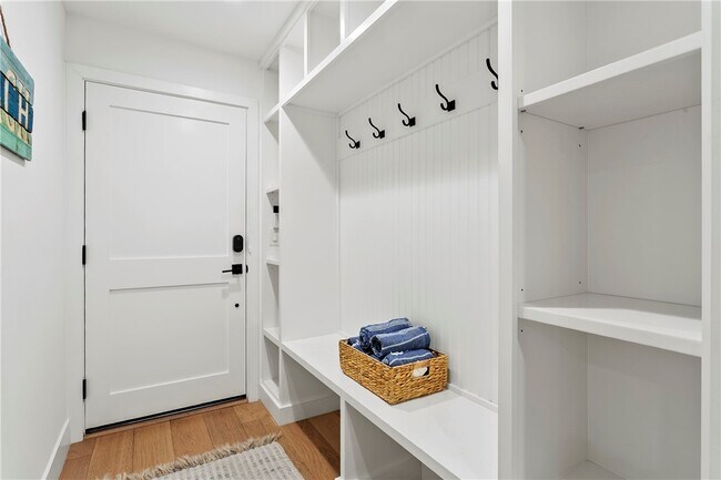 Building Photo - 520 Iris Ave